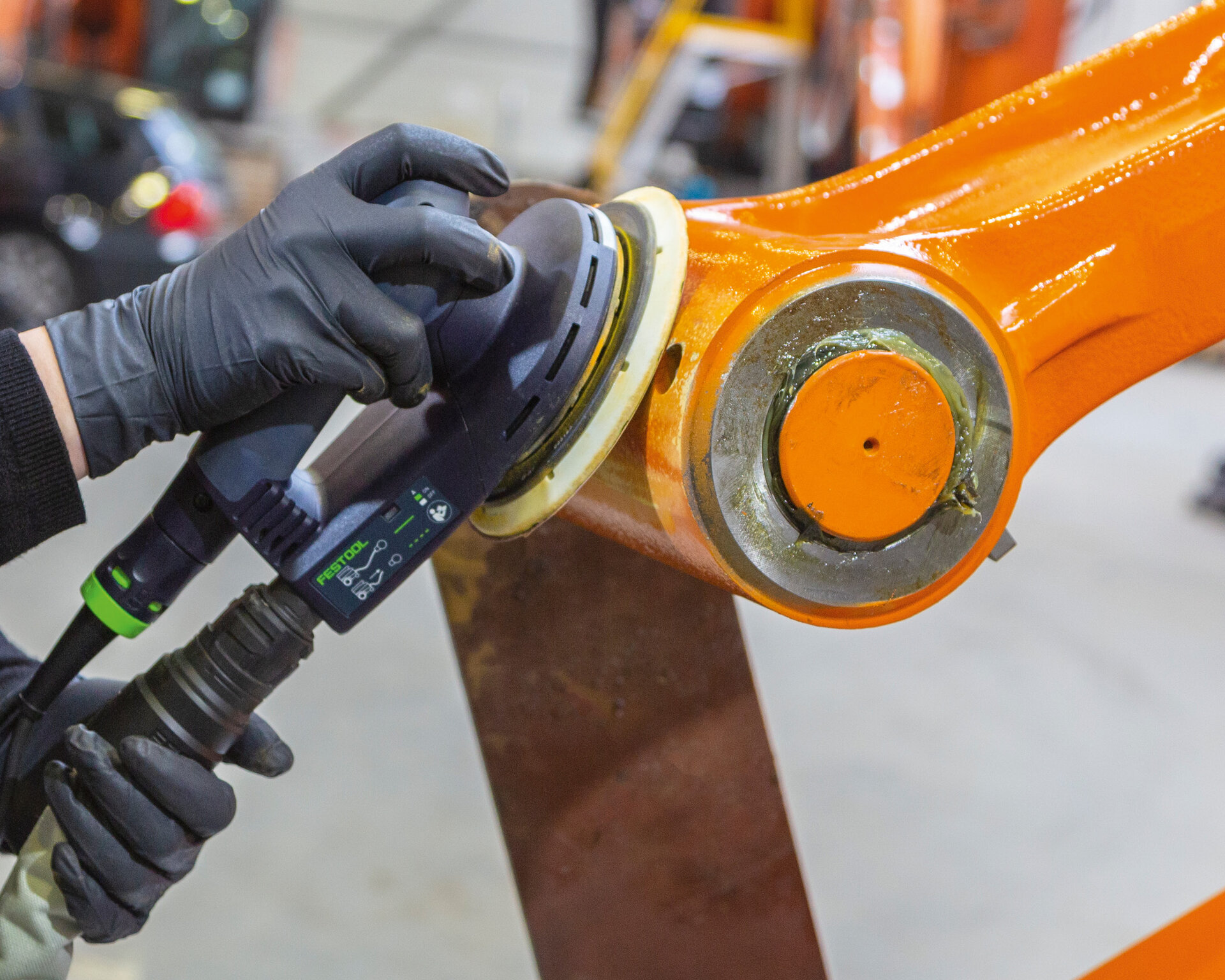 Reparación de pintura en vehículo de construcción