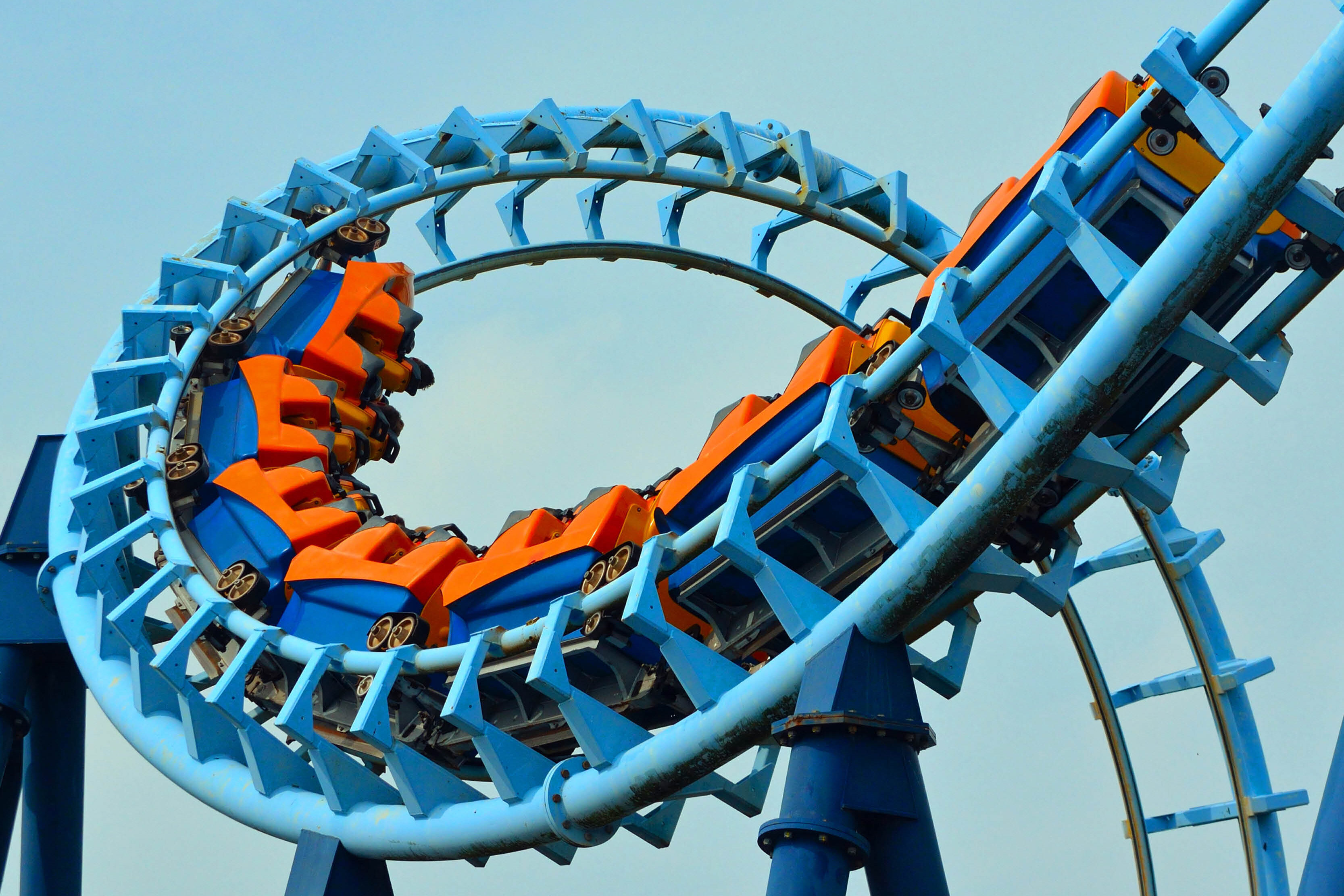 Una montaña rusa con soportes azules