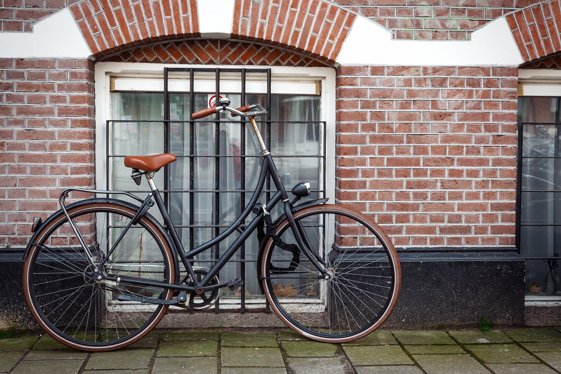 Fahrrad an Hauswand