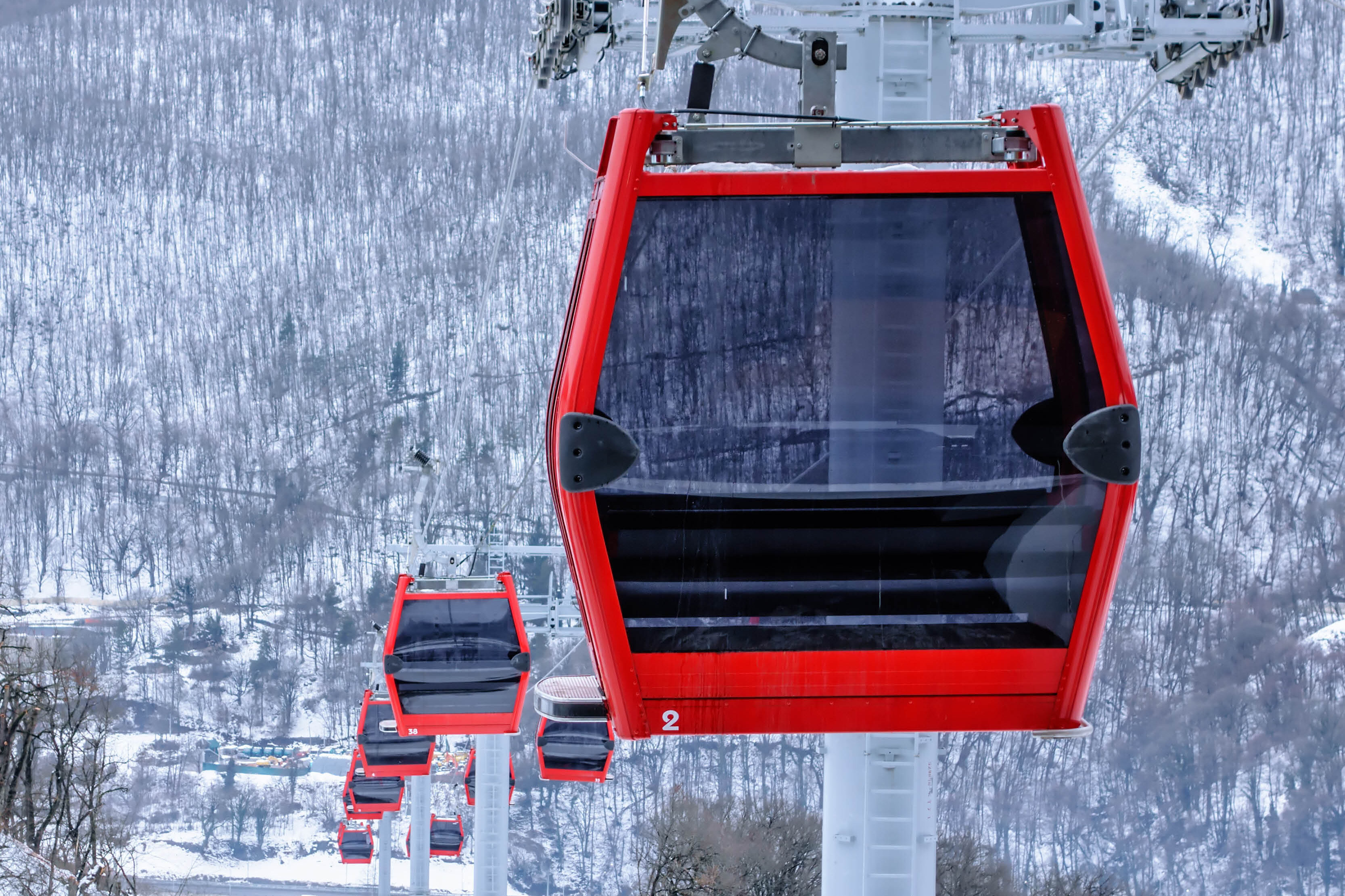Rote Gondel in Schneegebiet