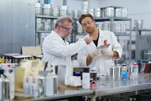 Chemielaboranten begutachten Mixtur