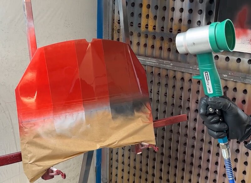 Motorhaube rot lackiert bei Trocknung