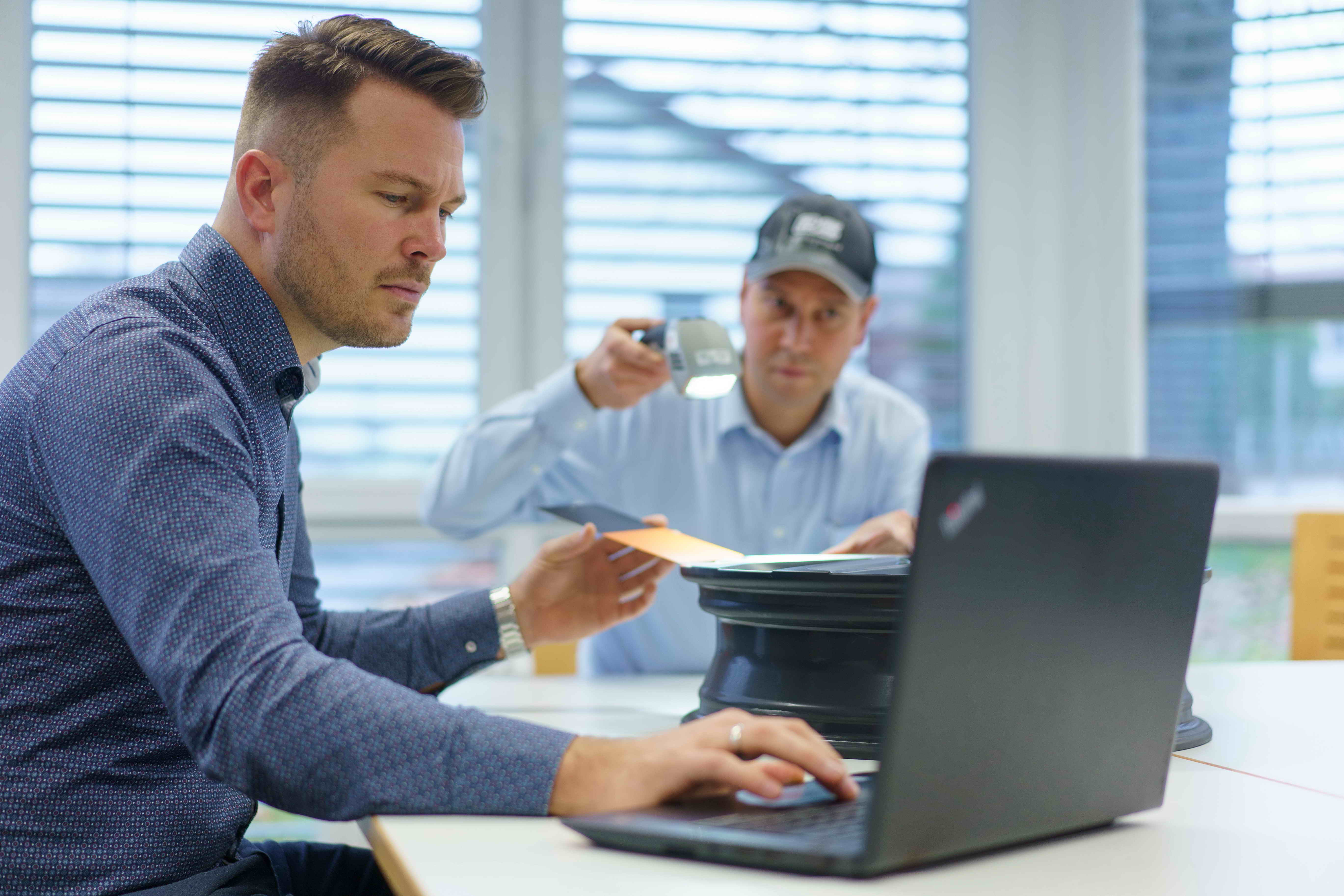 Zwei Männer mit Laptop Unterhaltung